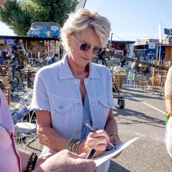 Sophie Davant sur le tournage de l'émission "Affaire conclue" aux Puces du Canal à Villeurbanne. Le 11 septembre 2022 © Sandrine Thesillat / Panoramic / Bestimage
