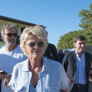 Sophie Davant sur le tournage de l'émission "Affaire conclue" aux Puces du Canal à Villeurbanne. Le 11 septembre 2022 © Sandrine Thesillat / Panoramic / Bestimage