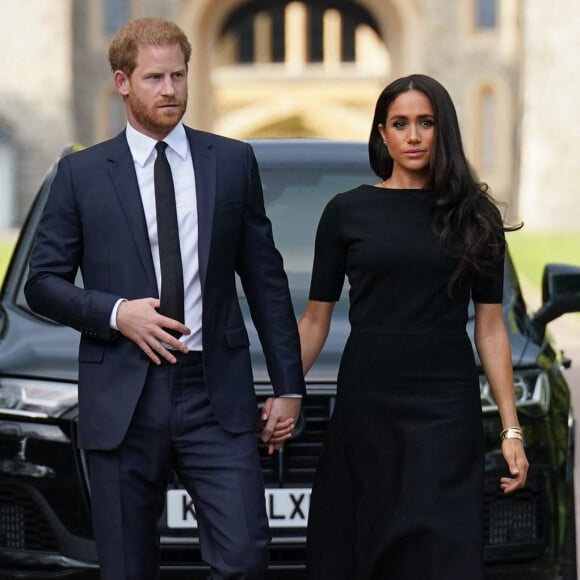 Le prince Harry, duc de Sussex et Meghan Markle, duchesse de Sussex à la rencontre de la foule devant le château de Windsor, suite au décès de la reine Elisabeth II d'Angleterre. Le 10 septembre 2022 