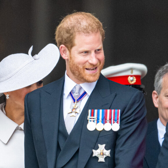 Le prince Harry, duc de Sussex, et Meghan Markle, duchesse de Sussex - Les membres de la famille royale et les invités lors de la messe célébrée à la cathédrale Saint-Paul de Londres, dans le cadre du jubilé de platine (70 ans de règne) de la reine Elisabeth II d'Angleterre. Londres, le 3 juin 2022. 