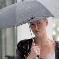 Charlize Theron toujours aussi boudeuse... C'est la pluie ou le célibat ?