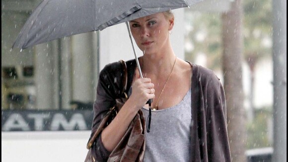 Charlize Theron toujours aussi boudeuse... C'est la pluie ou le célibat ?