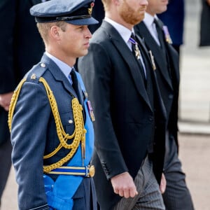 Le prince William, prince de Galles, le prince Harry, duc de Sussex, et Peter Phillips Procession du cercueil de la reine Elizabeth II d'Angleterre de l'Abbaye de Westminster à Wellington Arch à Hyde Park Corner, près du palais de Buckingham, au son de Big Ben et de coups de canon. Dans le cadre des funérailles d'Etat, le cercueil sera ensuite transféré dans le corbillard royal pour prendre la direction du château de Windsor. Londres, le 19 septembre 2022. 