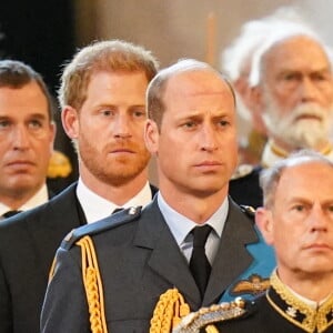 Le prince Edward, comte de Wessex, la comtesse Sophie de Wessex, le prince de Galles William, le prince Harry, duc de Sussex, le prince Andrew, duc d'York, Peter Phillips - Intérieur - Procession cérémonielle du cercueil de la reine Elisabeth II du palais de Buckingham à Westminster Hall à Londres. Le 14 septembre 2022 