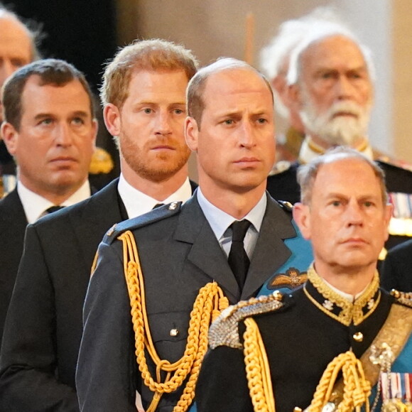 Le prince Edward, comte de Wessex, la comtesse Sophie de Wessex, le prince de Galles William, le prince Harry, duc de Sussex, le prince Andrew, duc d'York, Peter Phillips - Intérieur - Procession cérémonielle du cercueil de la reine Elisabeth II du palais de Buckingham à Westminster Hall à Londres. Le 14 septembre 2022 