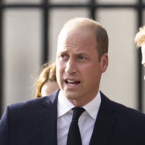 Le prince de Galles William, le prince Harry, duc de Sussex à la rencontre de la foule devant le château de Windsor, suite au décès de la reine Elisabeth II d'Angleterre. Le 10 septembre 2022 