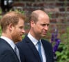 Le prince William, duc de Cambridge, et son frère Le prince Harry, duc de Sussex, se retrouvent à l'inauguration de la statue de leur mère, la princesse Diana dans les jardins de Kensington Palace à Londres, Royaume Uni, le 1er juillet 2021. Ce jour-là, la princesse Diana aurait fêté son 60 ème anniversaire. 