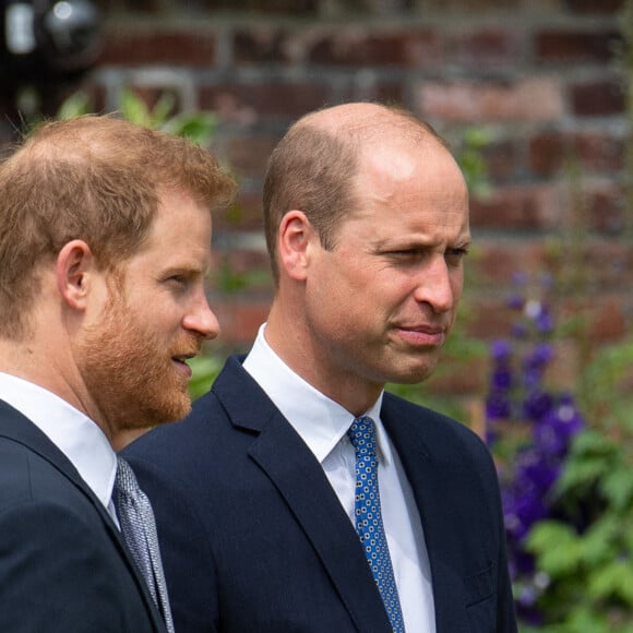 Le prince William, duc de Cambridge, et son frère Le prince Harry, duc de Sussex, se retrouvent à l'inauguration de la statue de leur mère, la princesse Diana dans les jardins de Kensington Palace à Londres, Royaume Uni, le 1er juillet 2021. Ce jour-là, la princesse Diana aurait fêté son 60 ème anniversaire. 