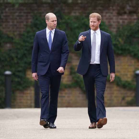 Le prince William, duc de Cambridge, et son frère Le prince Harry, duc de Sussex, se retrouvent à l'inauguration de la statue de leur mère, la princesse Diana dans les jardins de Kensington Palace à Londres, le 1er juillet 2021. Ce jour-là, la princesse Diana aurait fêté son 60 ème anniversaire. 