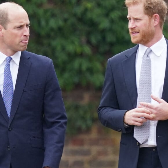 Le prince William, duc de Cambridge, et son frère Le prince Harry, duc de Sussex, se retrouvent à l'inauguration de la statue de leur mère, la princesse Diana dans les jardins de Kensington Palace à Londres, le 1er juillet 2021. Ce jour-là, la princesse Diana aurait fêté son 60 ème anniversaire. 