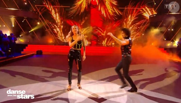 Anthony Colette et Amandine Petit dansent un samba lors du prime de "Danse avec les stars 2022" du 23 septembre, sur TF1