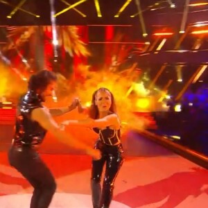 Anthony Colette et Amandine Petit dansent un samba lors du prime de "Danse avec les stars 2022" du 23 septembre, sur TF1
