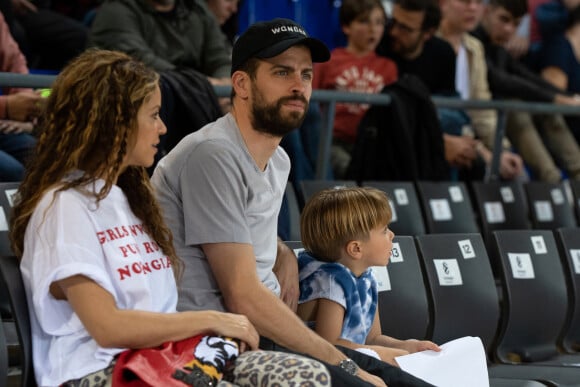 Shakira, son compagnon Gerard Piqué et leurs enfants Sasha, Milan dans les tribunes du match de basket entre le FC Barcelone et San Pablo Burgos à Barcelone le 10 mars 2019. 