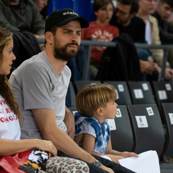 Shakira, son compagnon Gerard Piqué et leurs enfants Sasha, Milan dans les tribunes du match de basket entre le FC Barcelone et San Pablo Burgos à Barcelone le 10 mars 2019. 