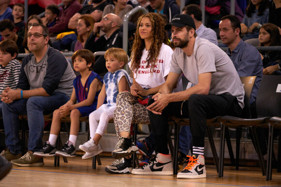 Shakira, son compagnon Gerard Piqué et leurs enfants Sasha, Milan dans les tribunes du match de basket entre le FC Barcelone et San Pablo Burgos à Barcelone le 10 mars 2019.  Please pixelate children face prior to the publication Shakira, Gerard Pique and their sons Sasha and Milan during the basketball match between FC Barcelona and San Pablo Burgos. Palau Blaugrana, Barcelona, Spain - 10 MAR 2019. 