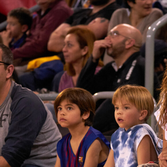 Shakira, son compagnon Gerard Piqué et leurs enfants Sasha, Milan dans les tribunes du match de basket entre le FC Barcelone et San Pablo Burgos à Barcelone le 10 mars 2019.  Please pixelate children face prior to the publication Shakira, Gerard Pique and their sons Sasha and Milan during the basketball match between FC Barcelona and San Pablo Burgos. Palau Blaugrana, Barcelona, Spain - 10 MAR 2019. 