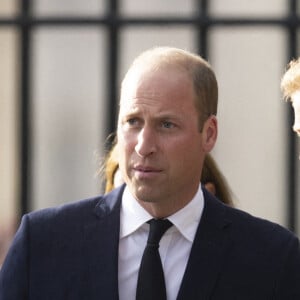 Le prince de Galles William, le prince Harry, duc de Sussex à la rencontre de la foule devant le château de Windsor, suite au décès de la reine Elisabeth II d'Angleterre. Le 10 septembre 2022 