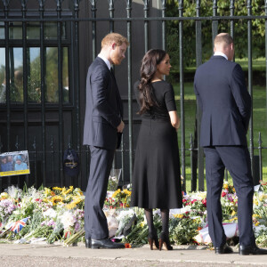 Le prince de Galles William, la princesse de Galles Kate Catherine Middleton, le prince Harry, duc de Sussex, Meghan Markle, duchesse de Sussex à la rencontre de la foule devant le château de Windsor, suite au décès de la reine Elisabeth II d'Angleterre. Le 10 septembre 2022 