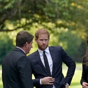 Le prince Harry, duc de Sussex, la princesse de Galles Kate Catherine Middleton, le prince de Galles William et Meghan Markle, duchesse de Sussex à la rencontre de la foule devant le château de Windsor, suite au décès de la reine Elisabeth II d'Angleterre. Le 10 septembre 2022 