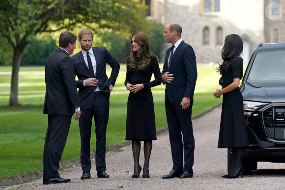 Le prince Harry, duc de Sussex, la princesse de Galles Kate Catherine Middleton, le prince de Galles William et Meghan Markle, duchesse de Sussex à la rencontre de la foule devant le château de Windsor, suite au décès de la reine Elisabeth II d'Angleterre. Le 10 septembre 2022 