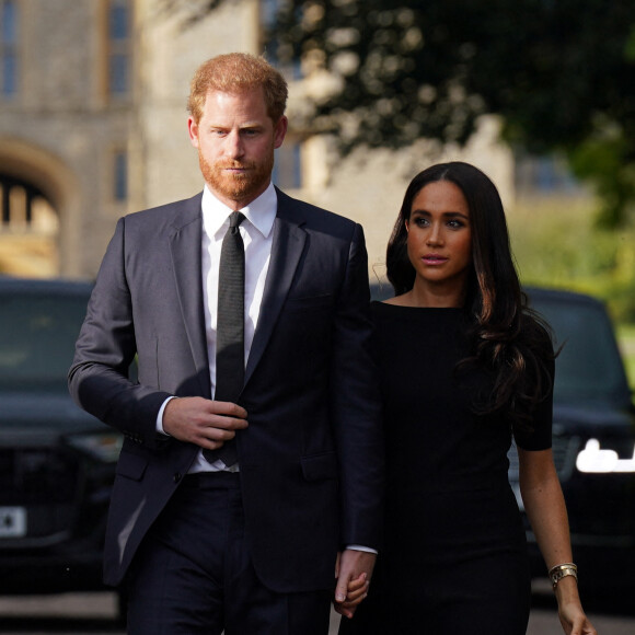 Le prince Harry, duc de Sussex et Meghan Markle, duchesse de Sussex à la rencontre de la foule devant le château de Windsor, suite au décès de la reine Elisabeth II d'Angleterre. Le 10 septembre 2022 