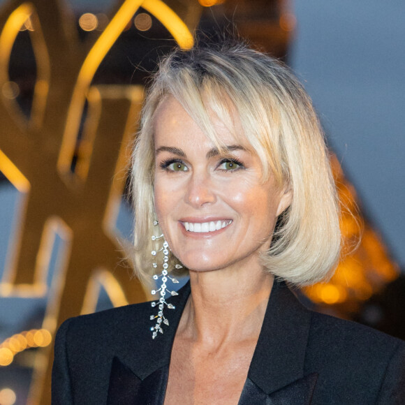 Laeticia Hallyday, très sensuelle, était l'une des invitées du défilé de mode Saint Laurent dans le cadre de la Fashion Week de Paris