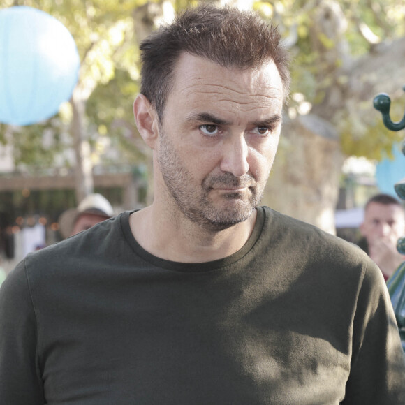 Cyril Lignac lors d'un tournoi de pétanque place des Lices organisé par le magazine Turquoise pour l'association Sourire à la vie à Saint-Tropez. © Jack Tribeca / Bestimage