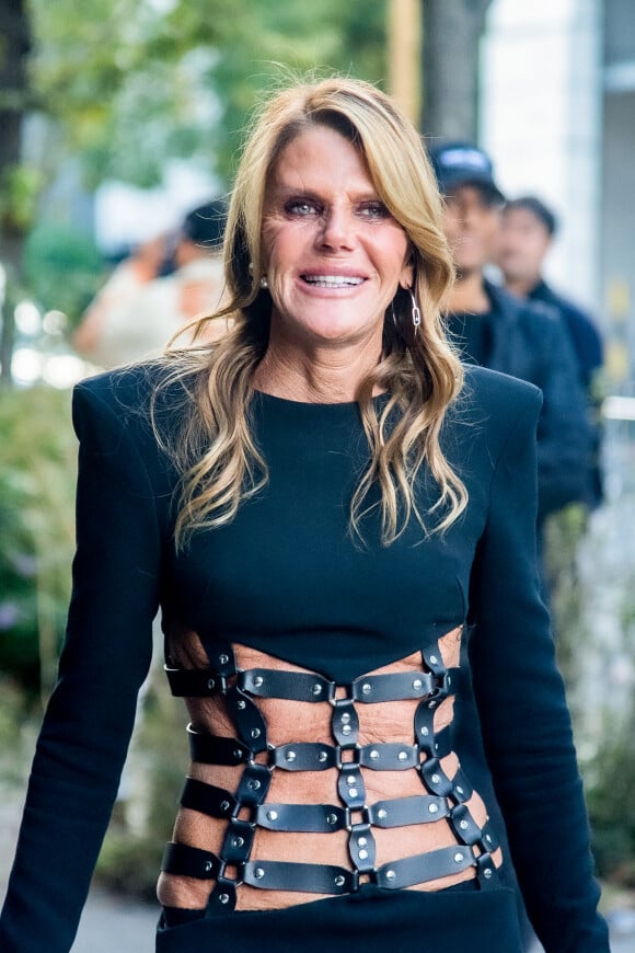 Anna Dello Russo - Arrivées au défilé Courrèges Collection Femme Prêt-à-porter Printemps/Eté 2023 lors de la Fashion Week de Paris, France, le 27 septembre 2022. © Baptiste Autissier/Panoramic/Bestimage 