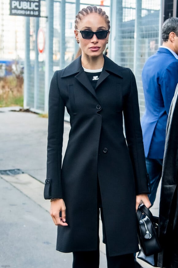 Adwoa Aboah - Arrivées au défilé Courrèges Collection Femme Prêt-à-porter Printemps/Eté 2023 lors de la Fashion Week de Paris, France, le 27 septembre 2022. © Baptiste Autissier/Panoramic/Bestimage 