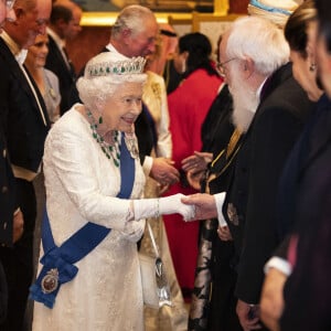 La reine Elisabeth II d'Angleterre reçoit les membres du corps diplomatique à Buckingham Palace, le 11 décembre 2019. 