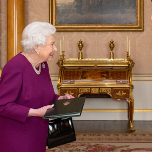 La reine Elisabeth II d'Angleterre en audience avec l'ambassadeur d'Ouzbékistan Said Rustamov au palais Buckingham à Londres. Le 4 décembre 2019 