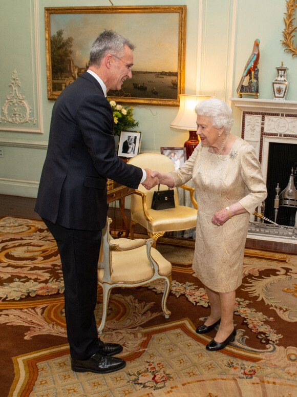 La reine Elisabeth II d'Angleterre en audience avec le secrétaire général de l'OTAN Jens Stoltenberg au palais Buckingham à Londres. Le 3 décembre 2019 