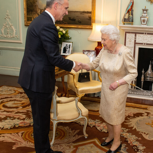 La reine Elisabeth II d'Angleterre en audience avec le secrétaire général de l'OTAN Jens Stoltenberg au palais Buckingham à Londres. Le 3 décembre 2019 