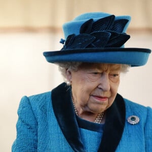 La reine Elisabeth II d'Angleterre en visite dans les nouveaux locaux de la "Royal Philatelic Society" à Londres. Le 26 novembre 2019 