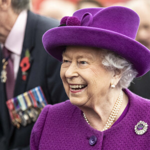 La reine Elisabeth II d'Angleterre s'entretient avec des volontaires et des travailleurs du village RBLI (Royal British Legion Industries) du Kent lors d'une visite. La Royal British Legion Industries (RBLI) est une organisation caritative nationale qui soutient le personnel des forces armées, les anciens combattants et leurs familles, ainsi que les personnes handicapées et les chômeurs de longue durée. L'organisme de bienfaisance fournit un soutien crucial pour le logement, l'aide sociale, la formation et l'emploi. Le 6 novembre 2019. 