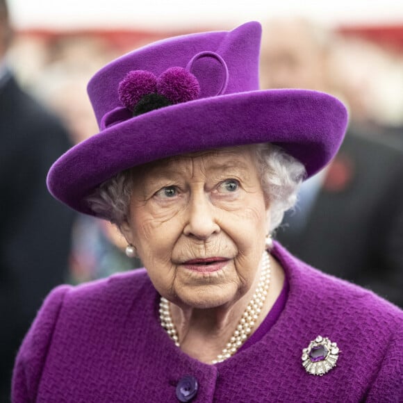 La reine Elisabeth II d'Angleterre s'entretient avec des volontaires et des travailleurs du village RBLI (Royal British Legion Industries) du Kent lors d'une visite. La Royal British Legion Industries (RBLI) est une organisation caritative nationale qui soutient le personnel des forces armées, les anciens combattants et leurs familles, ainsi que les personnes handicapées et les chômeurs de longue durée. L'organisme de bienfaisance fournit un soutien crucial pour le logement, l'aide sociale, la formation et l'emploi. 