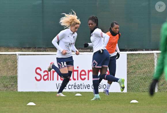 Keira Hamraoui et Aminata Diallo (psg) - Match féminin de l'AS Saint-Etienne contre le Paris Saint-Germain le 23 janvier 2022.