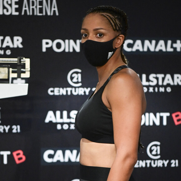 Estelle Mossely - Séance de pesée pour Tony Yoka et sa femme Estelle Mossely avant leur retour sur le ring, prévue le 25 septembre à Paris La Défense Arena. Tony Yoka affrontera Johann Duhaupas tandis qu'Estelle Mossely sera face à Aurélie Froment. Le 24 septembre 2020. 