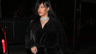 Rihanna très glamour en velours et gros collier : la chanteuse fait sensation à Los Angeles