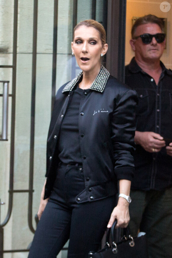 Céline Dion et son fils René-Charles Angelil sortent de l'hôtel Royal Monceau à Paris le 7 juillet 2017. 