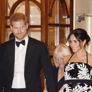 Le prince Harry, duc de Sussex, et Meghan Markle (enceinte), duchesse de Sussex quittent la soirée Royal Variety Performance à Londres le 19 novembre 2018. 