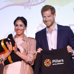 Le prince Harry, duc de Sussex, et Meghan Markle, duchesse de Sussex, visitent l'association caritative Pillars à Auckland, Nouvelle-Zélande. Cette organisation caritative soutient les enfants qui ont un parent en prison en leur proposant des programmes de mentorat (soutien). 