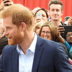 Le prince Harry, duc de Sussex, et Meghan Markle, duchesse de Sussex, ont été accueillis par une foule de supporters au Viaduct Harbour à Auckland, Nouvelle-Zélande, le 30 octobre 2018. 