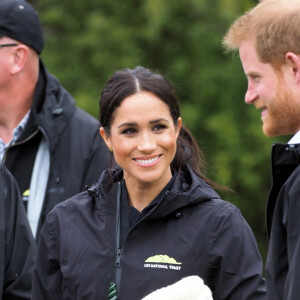 Le prince Harry, duc de Sussex, et Meghan Markle, duchesse de Sussex, assistent à l'inauguration d'un site de 20 hectares pour The Queen's Commonwealth Canopy à Auckland, Nouvelle-Zélande, le 30 octobre 2018. Après avoir dévoilé la plaque, ils ont participé à un lancé de bottes avec des écoliers de la région. 