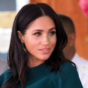 Meghan Markle, duchesse de Sussex (enceinte) assiste à une cérémonie traditionnelle fidjienne à la dernière étape de leur voyage officiel aux Fidji, à Nadi, Fidji, le 25 octobre 2018. Le duc et la duchesse de Sussex ont assisté à l'inauguration d'une statue en mémoire de Talaiasi Labalaba (1942-1972), héros militaire originaire des Fidji qui servait dans les SAS au sultanat d'Oman lors d'une attaque. Sa bravoure (il continua à vider son chargeur malgré le fait qu'il avait été touché à la mâchoire) permit que le commandement britannique puisse repousser les assaillants. Il est inhumé en Angleterre. 