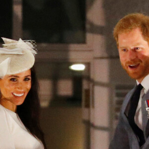 Le prince Harry, duc de Sussex et sa femme Meghan Markle, duchesse de Sussex (enceinte) au balcon du Grand Pacific Hotel à Suva aux îles Fidji dans le cadre de leur voyage officiel, le 23 octobre 2018. 