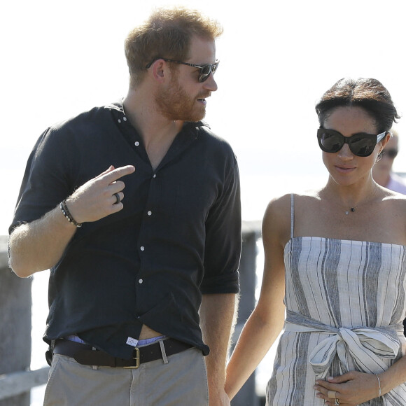 Le prince Harry, duc de Sussex, et Meghan Markle, duchesse de Sussex (enceinte) arrivent baie Kingfisher, sur l'île Fraser, en Australie, le 22 octobre 2018. Le couple rencontre les habitants de l'île. 