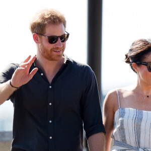 Le prince Harry, duc de Sussex, et Meghan Markle (enceinte), duchesse de Sussex, se promènent sur Kingfisher Bay Resort à Fraser Island, à l'occasion de leur voyage officiel en Australie. Le 22 octobre 2018 