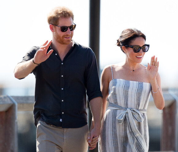 Le prince Harry, duc de Sussex, et Meghan Markle (enceinte), duchesse de Sussex, se promènent sur Kingfisher Bay Resort à Fraser Island, à l'occasion de leur voyage officiel en Australie. Le 22 octobre 2018 