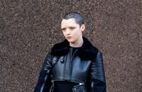 Maisie Williams (Game of Thrones) méconnaissable, une invitée les fesses à l'air au défilé Givenchy